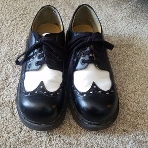 Women's wing tip shoes